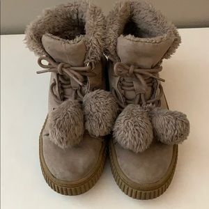 Cozy Girl’s Pom Pom Sneakers